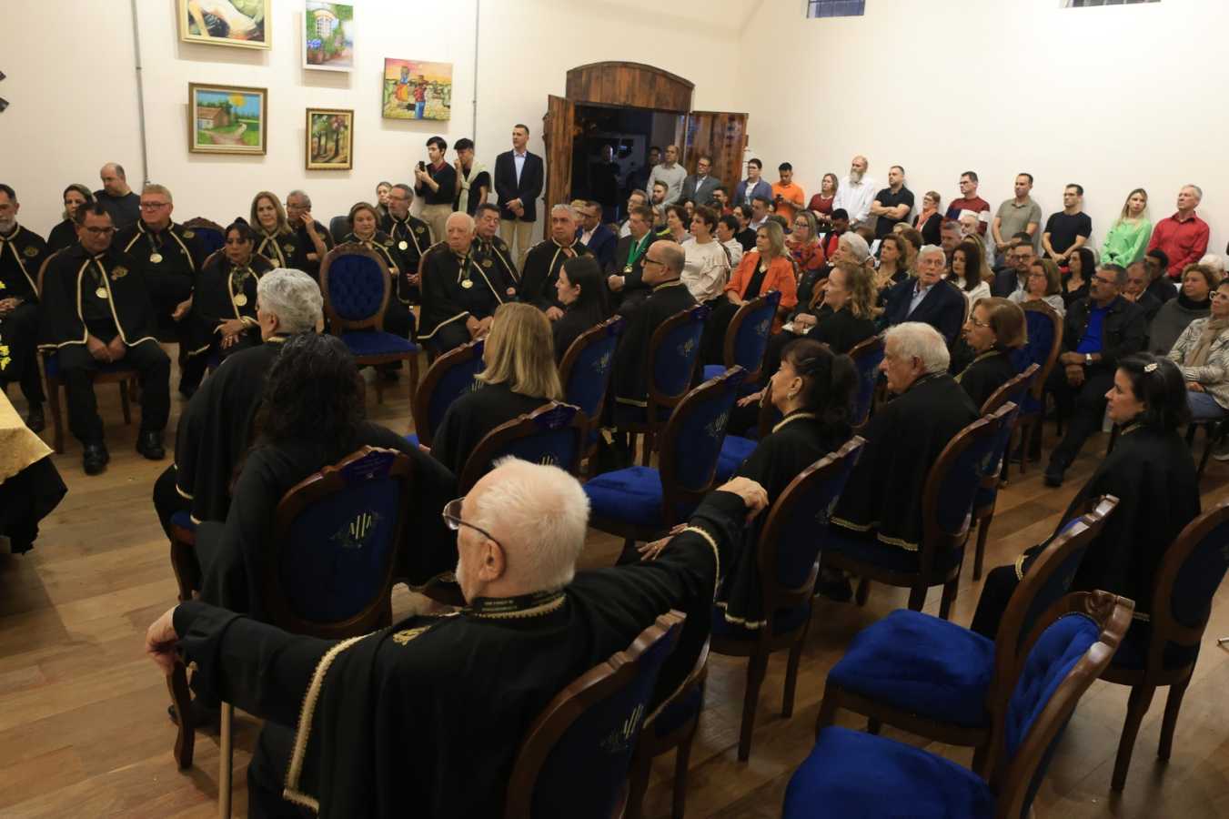 A ALLA - Academia Louveirense de Letras e Artes está com cadeiras disponíveis para novos membros