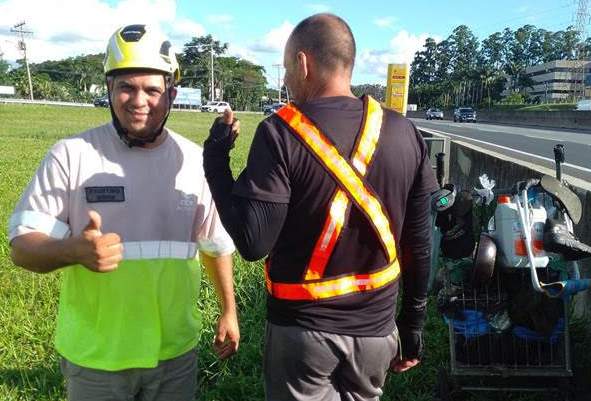 CCR AutoBAn distribui coletes refletivos para proteger pessoas em situação de rua nas rodovias