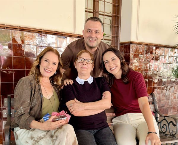As jornalistas Edlaine Garcia e Tatiane Camargo junto de Jo Bichara e de sua mãe, a professora Sonia Argentieri Bichara, dura