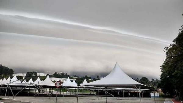 Nuvem Prateleira (shelf cloud) é vista em Louveira e região com a chegada de chuva