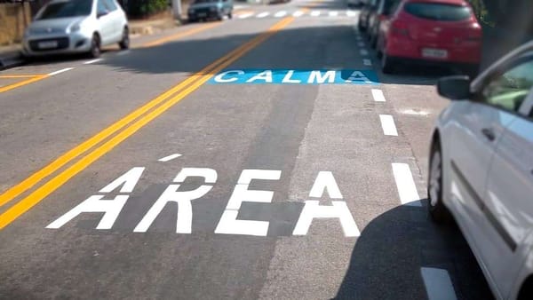 O que significa “Áreas Calmas” escrito no asfalto de algumas ruas da cidade?