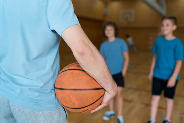 Projeto Cesta de Três abre novas vagas para aulas de basquete em Louveira