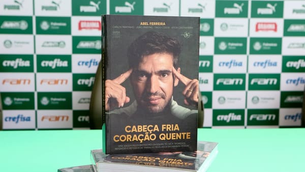 Parte da renda com a venda de livros de Abel Ferreira, técnico do Palmeiras, beneficia projeto social esportivo em Louveira