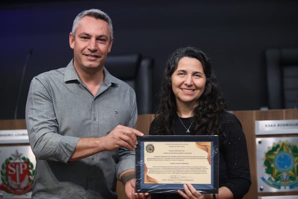 Larissa Scomparim recebe homenagem na Câmara de Louveira