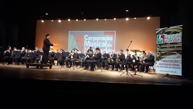 Teatro Municipal de Vinhedo terá apresentações gratuitas de Natal e homenagem à Roberto Carlos