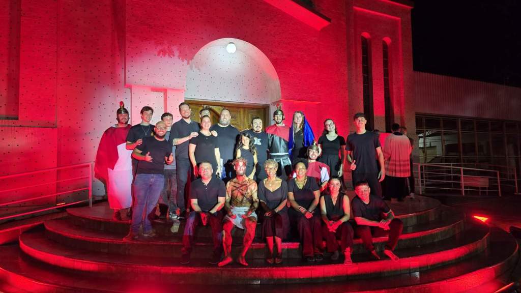 Encenação da Paixão de Cristo leva multidão à Igreja São Sebastião em Louveira