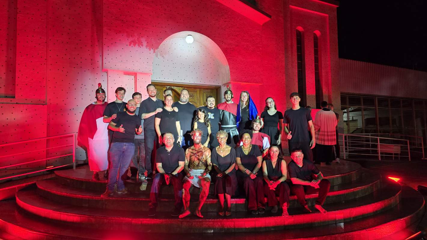 Encenação da Paixão de Cristo leva multidão à Igreja São Sebastião em Louveira